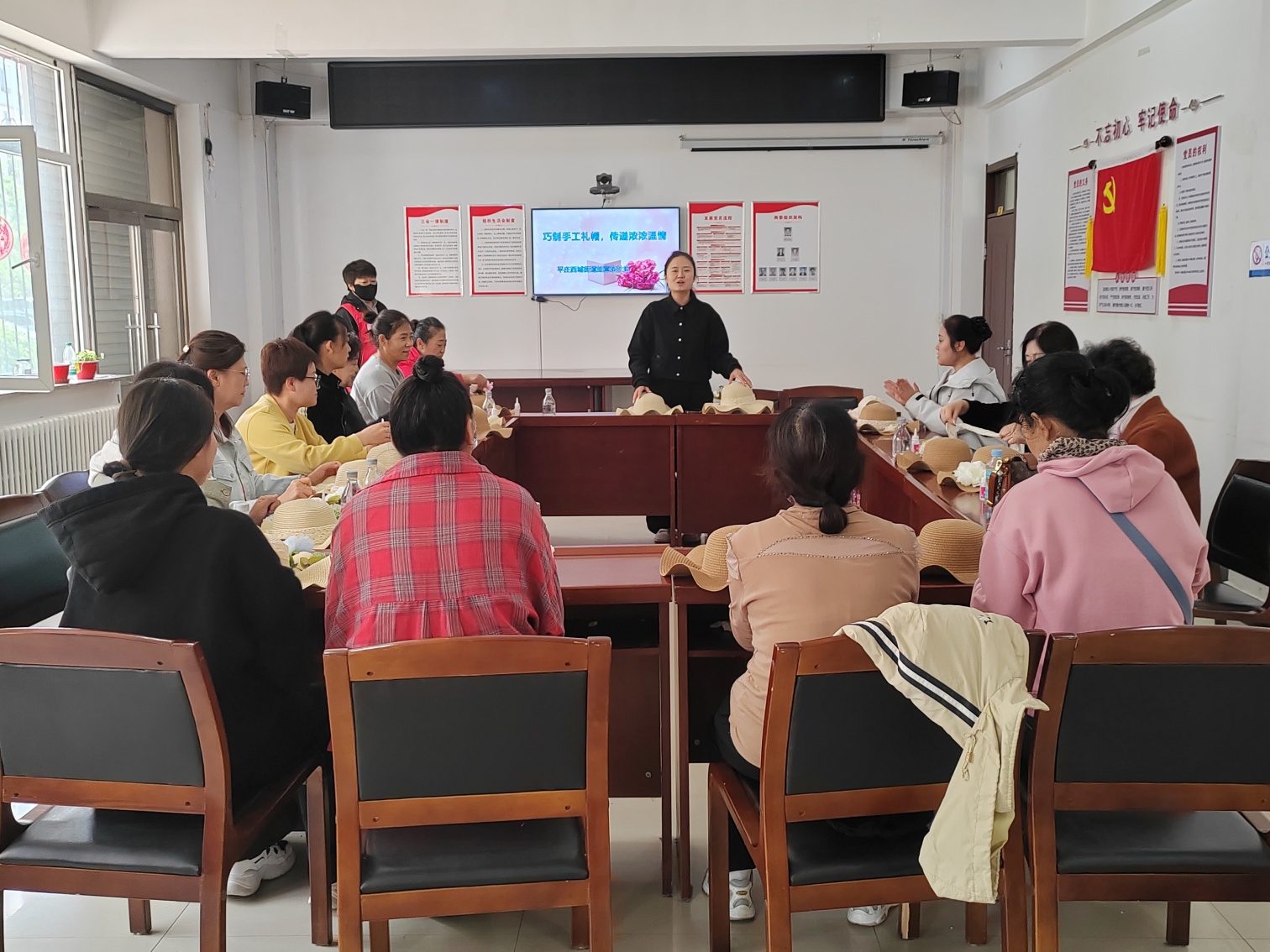 1746754769233963.jpg 元宝山区西城街道如意东社区关工委开展“巧制手工礼帽,传递浓浓温情”活动照片1_副本.jpg