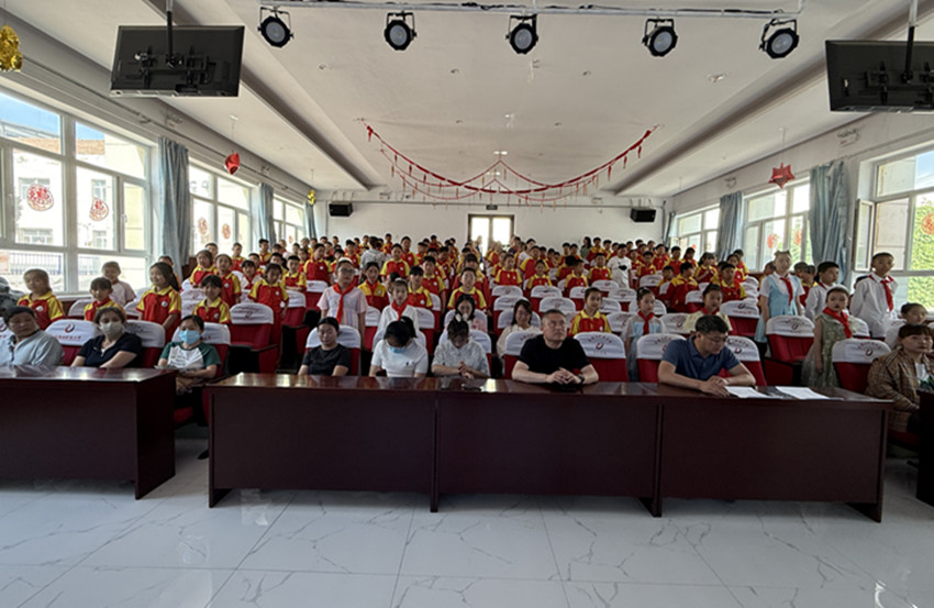 元宝山区元宝山矿区小学关工委举办校园科技节活动 照片1_副本.jpg