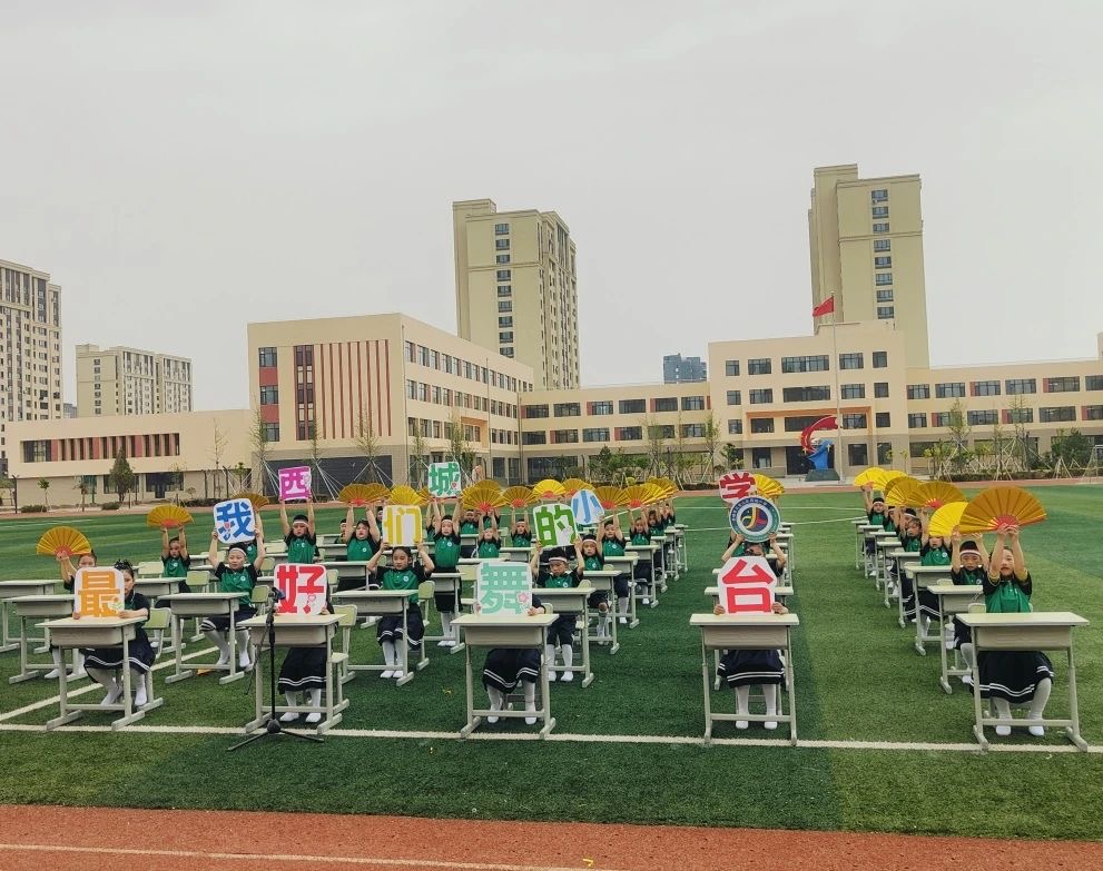 1747380000181810.jpg 元宝山区西城小学关工委课桌比赛活动照片11.jpg