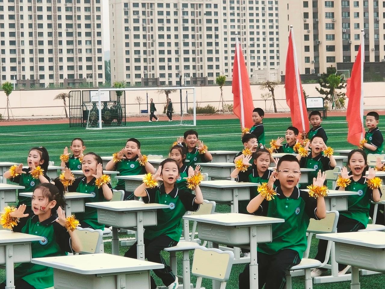 1747380052278399.jpg 元宝山区西城小学关工委课桌比赛活动照片6.jpg