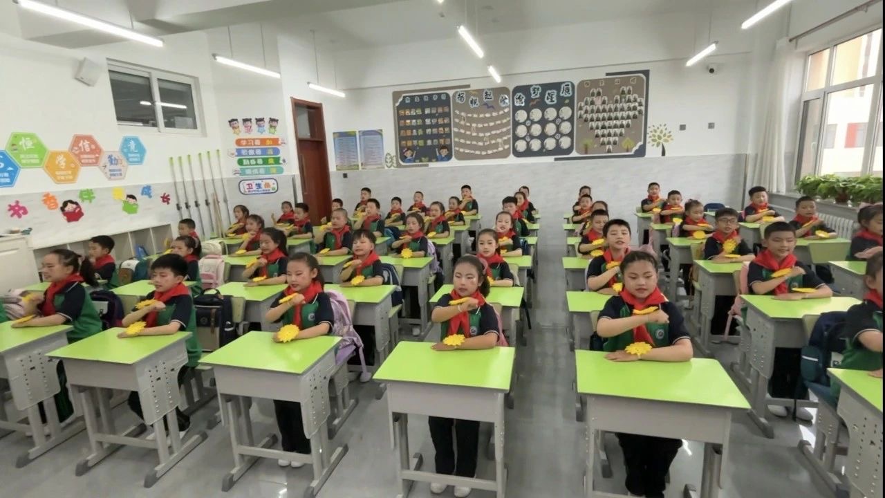 1747380541858124.jpg 元宝山区西城小学关工委课桌比赛活动照片22.jpg