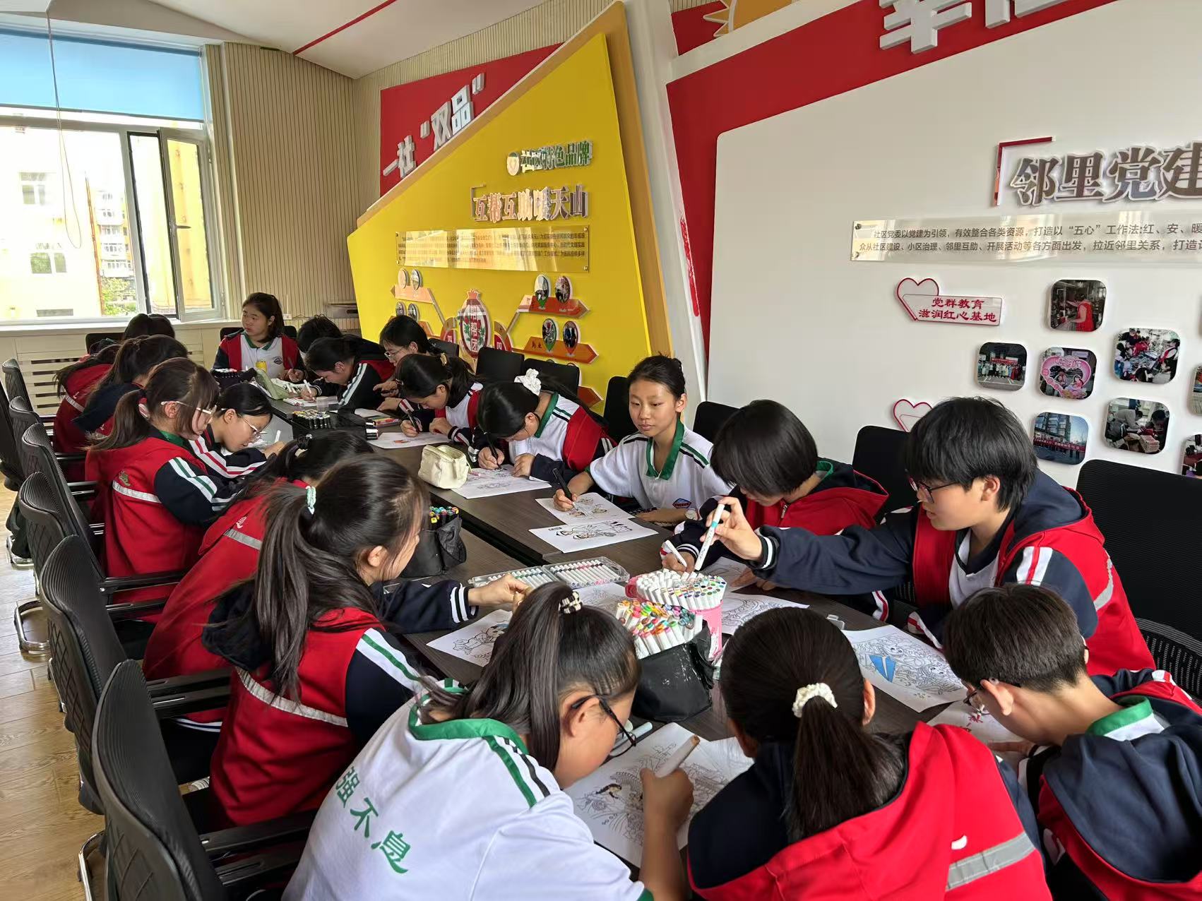 1747705659221925.jpg 元宝山区平庄城区街道天山社区关工委开展“共筑团结梦 同绘中华情'活动照片1.jpg