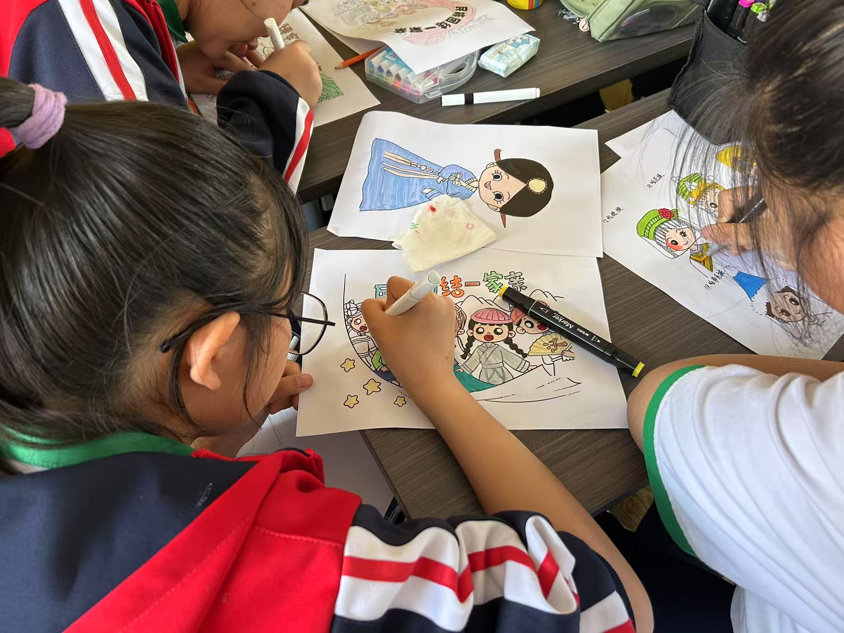 1747705706612203.jpg 元宝山区平庄城区街道天山社区关工委开展“共筑团结梦 同绘中华情'活动照片2.jpg