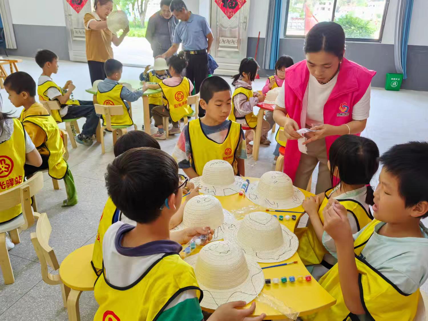 1747709722930292.jpg 志愿者指导小朋友进行手工制作.jpg