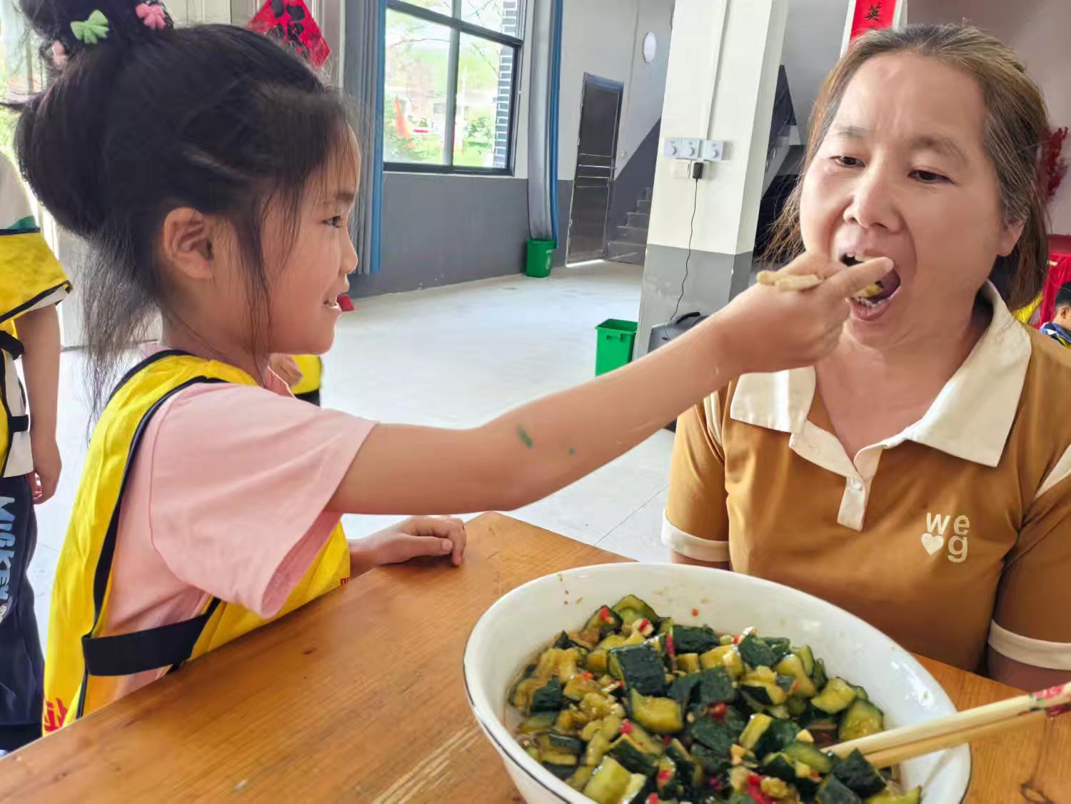 1747709734986445.jpg 小朋友与监护人分享美食.jpg