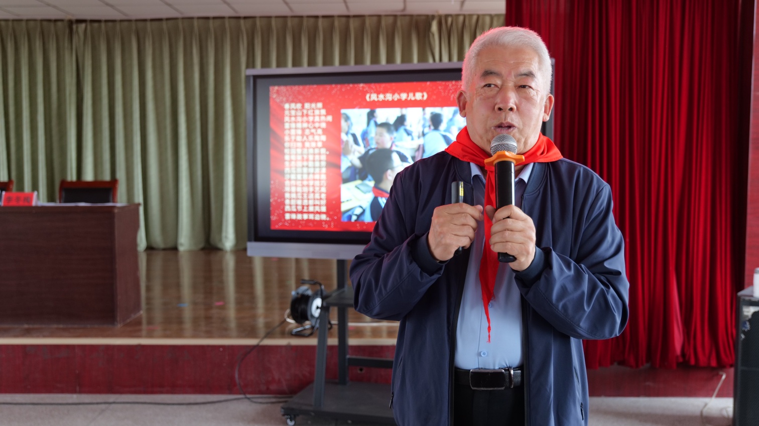 元宝山区风水沟小学“五老”进校园学雷锋活动照片12_副本.jpg