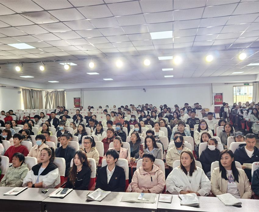 1747877859148572.jpg 元宝山区实验小学家庭教育讲座活动照片21_副本.jpg