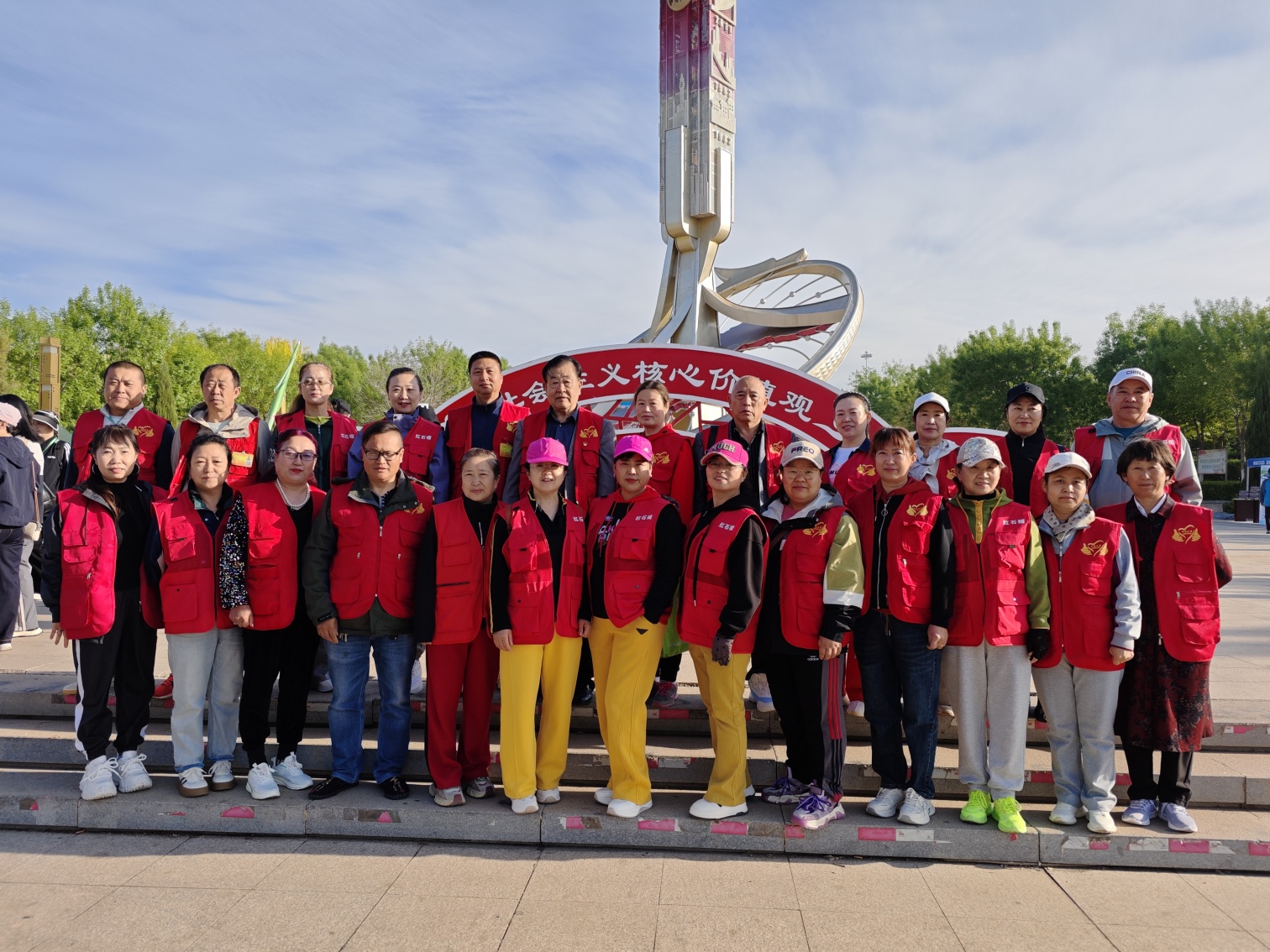 1747989921636817.jpg 元宝山区平庄城区街道星海社区关工委发扬“五老”精神,为运动健儿服务活动照片1_副本.jpg