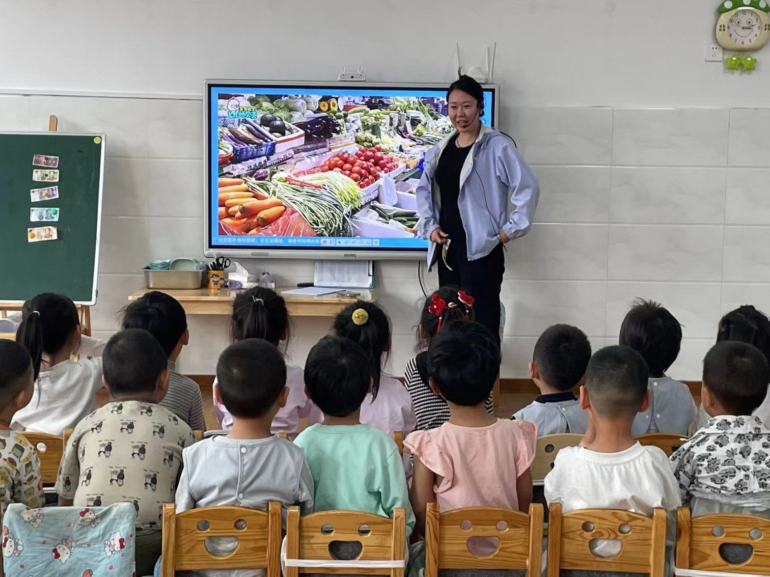 1748570893596791.jpg 元宝山区第三幼儿园“菜场大探秘,幼儿趣体验活动照片1_副本_副本.jpg