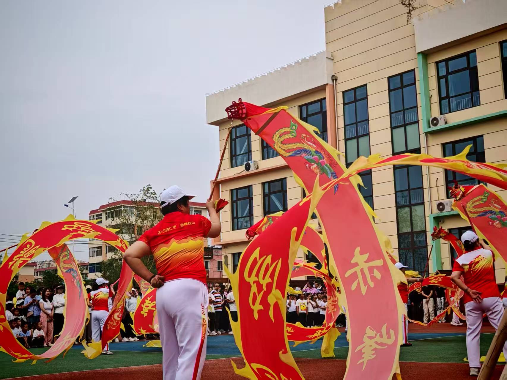 1748851564364077.jpg 元宝山区云杉路街道中心路社区开展“银发助舞添活力 老少共融开新篇”六一儿童节主题活动照片4.jpg