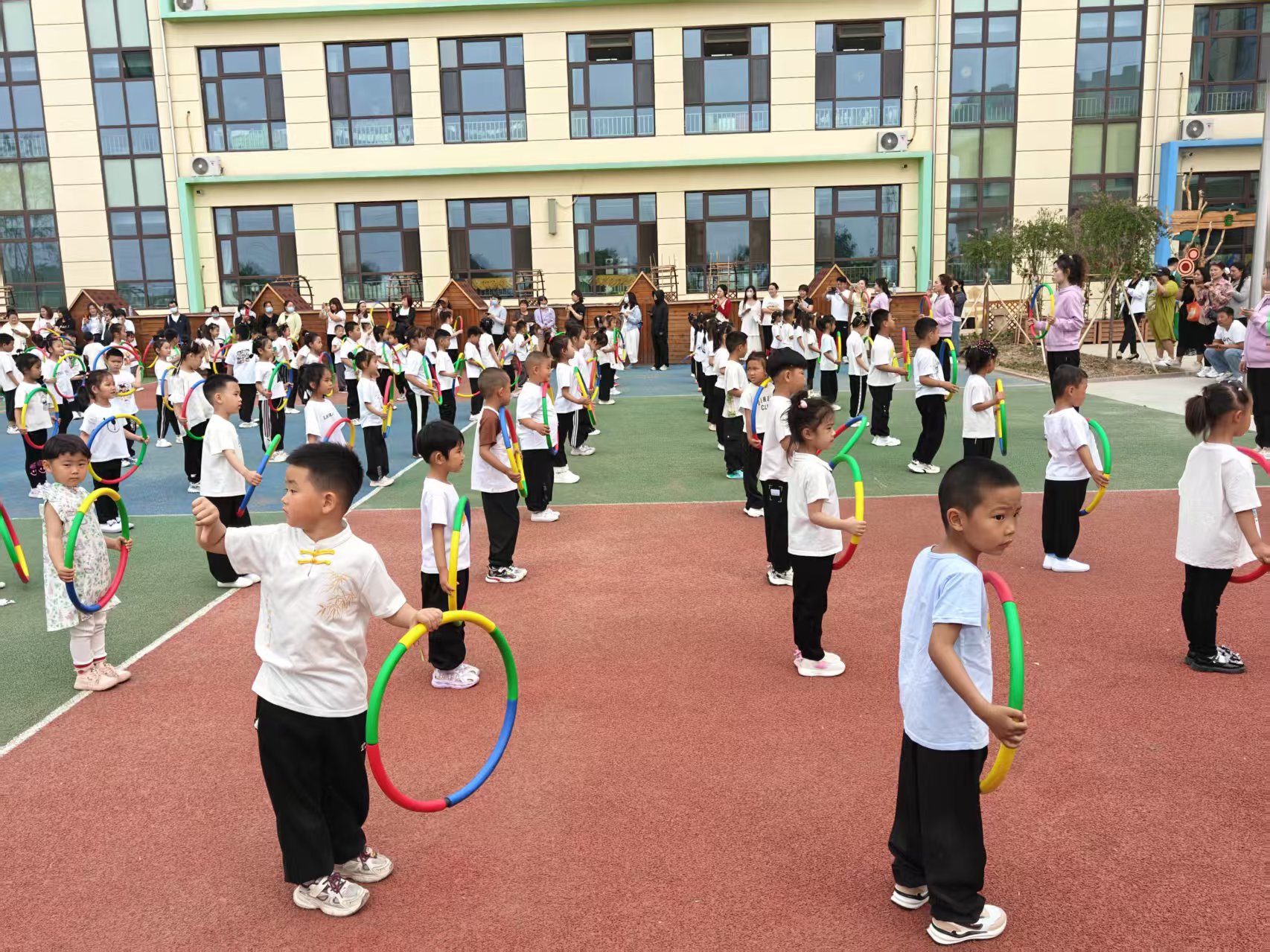 1748851920698172.jpg 元宝山区云杉路街道中心路社区开展“银发助舞添活力 老少共融开新篇”六一儿童节主题活动照片2.jpg