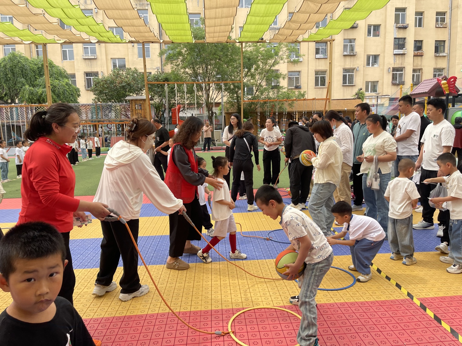 1749008268122012.jpg 元宝山区东城街道银河社区“粽香传情,欢度六一:活动照片1_副本.jpg