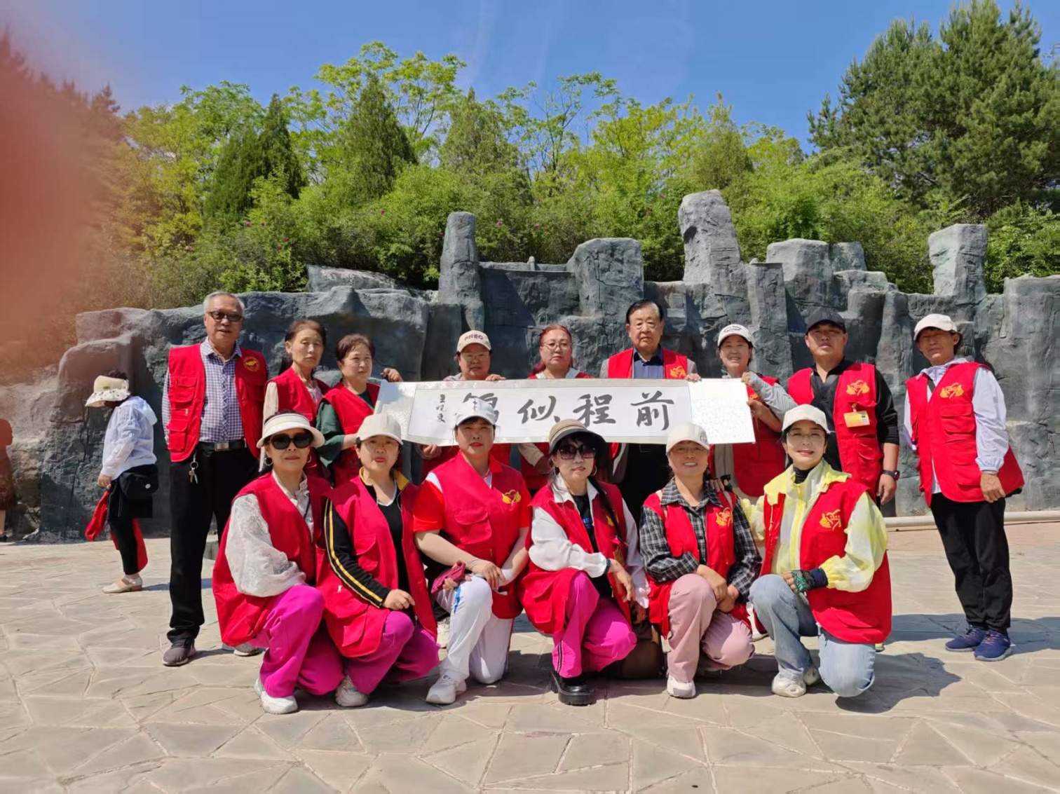 1749087759878126.jpg 元宝山区平庄城区街道星海社区关工委“五老”积极筹备高考服务工作活动照片3_副本.jpg