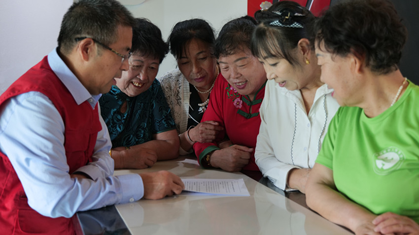 1749455991532080.jpg 元宝山区草原兰哈达协会关工委助力高考活动照片3_副本.jpg