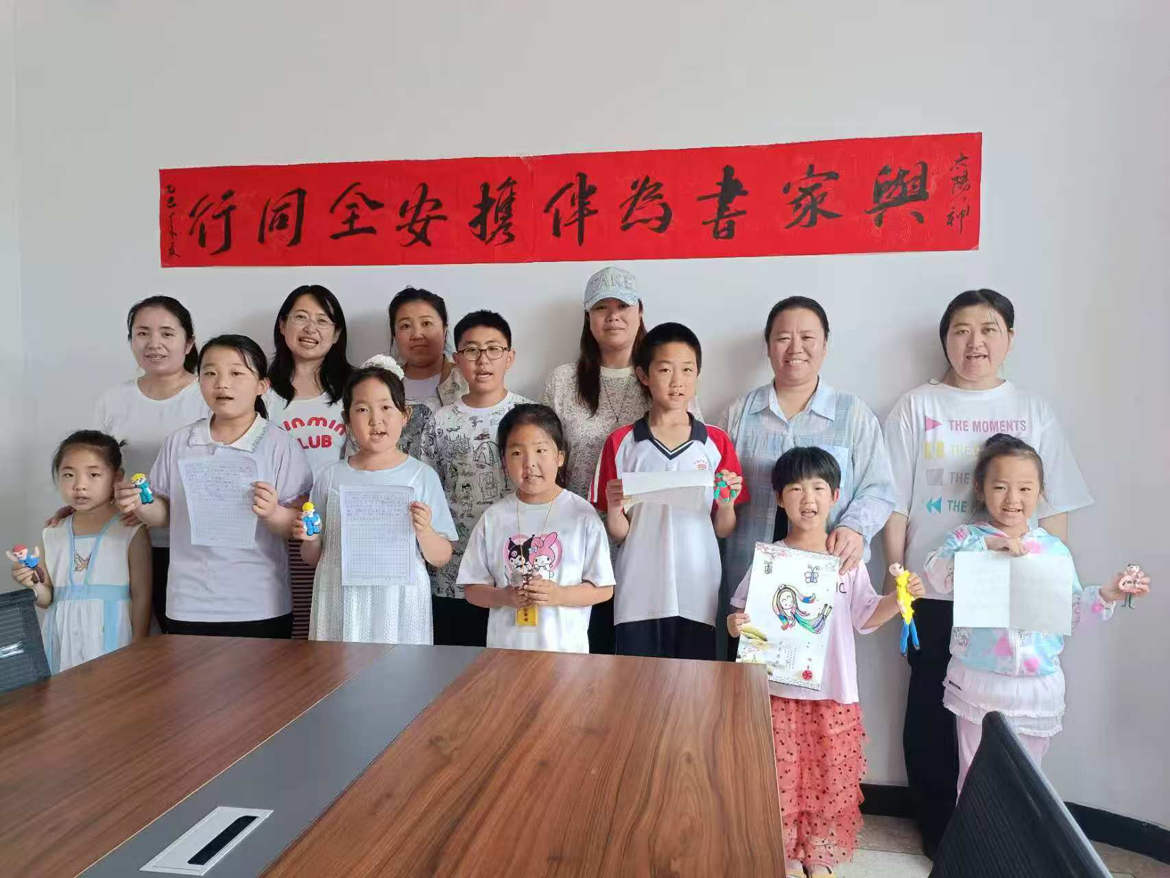 1750126891275558.jpg 元宝山区平庄城区街道太阳神社区撰写安全家书活动照片4.jpg