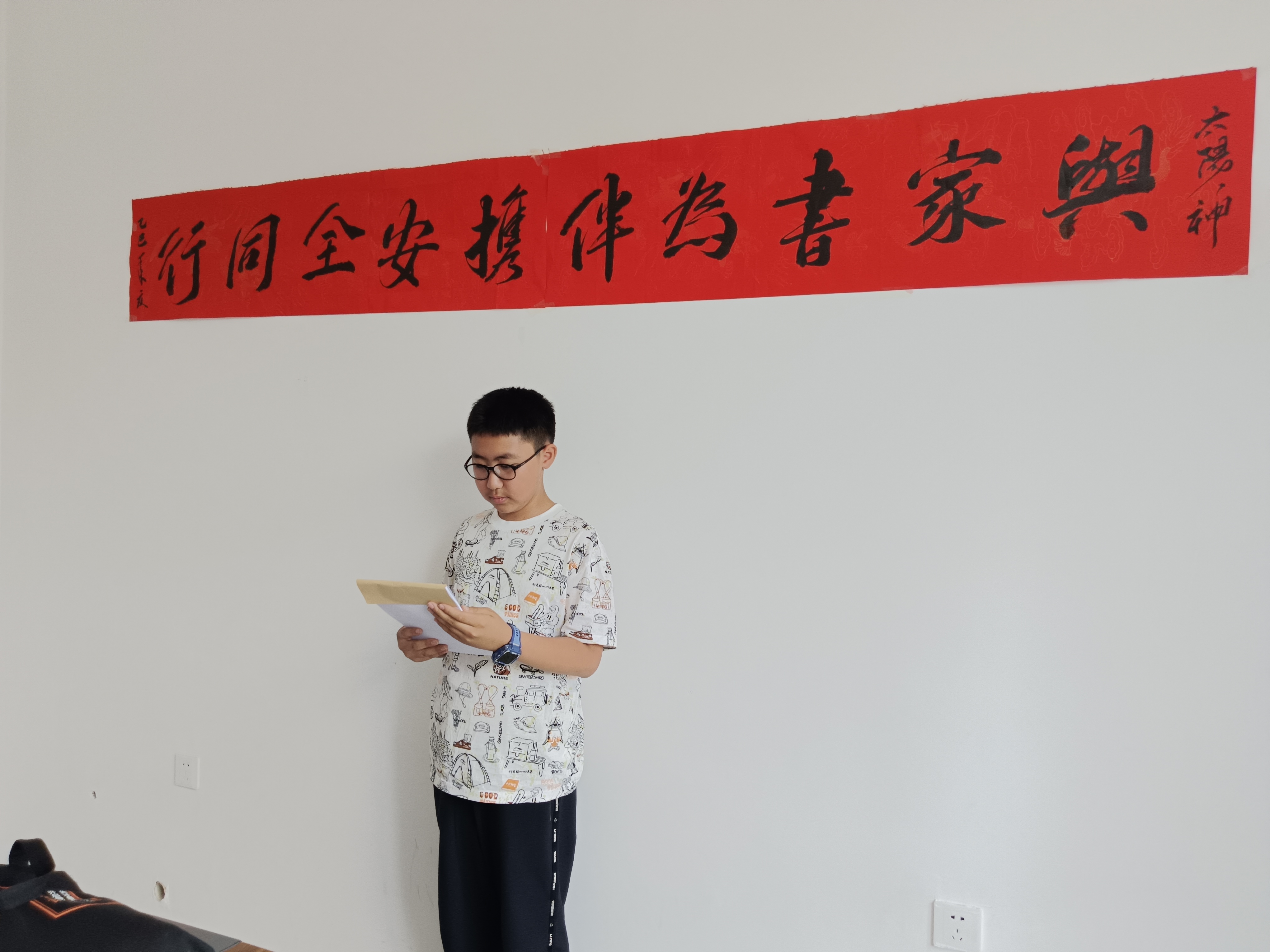 1750127045646933.jpg 元宝山区平庄城区街道太阳神社区撰写安全家书活动照片2.jpg