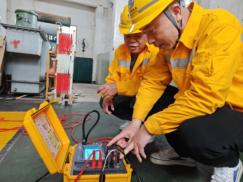 1750405149283412.jpg 图为胡红顺(右一)在进行变压器试验作业。陈玉龙 摄.jpg