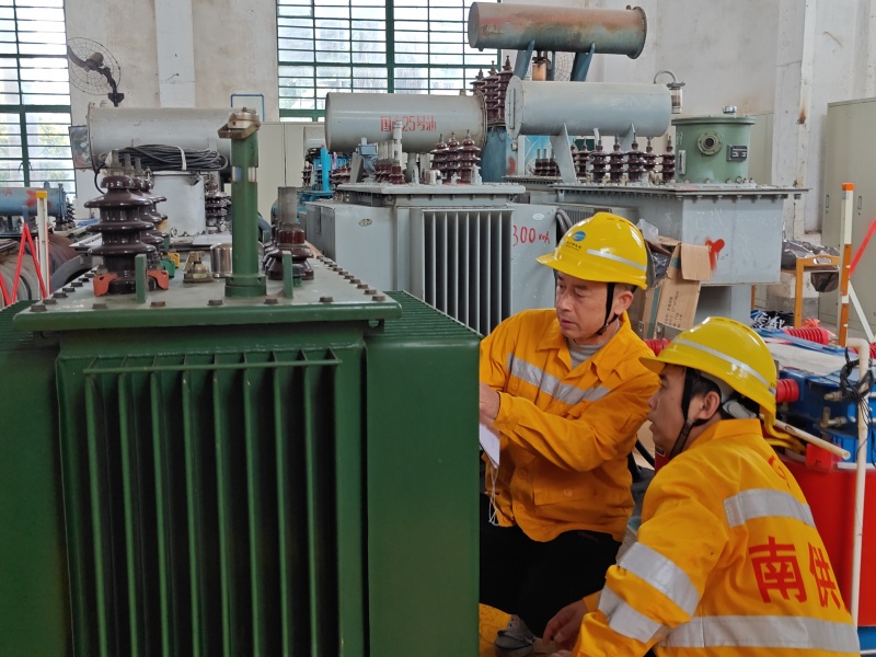 1750405186917959.jpg 图为胡红顺(左一)在进行变压器试验作业。陈玉龙 摄.jpg