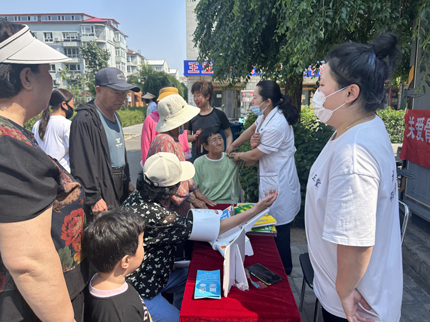 元宝山区平庄城区街道旭日社区关工委“守护银龄，安享晚年”体检活动照片5_副本.jpg