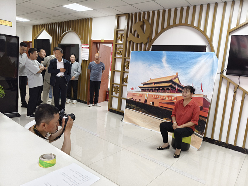 元宝山区平庄西城街道王府社区关工委“光影敬岁月 镜览天安门”活动照片1_副本.jpg