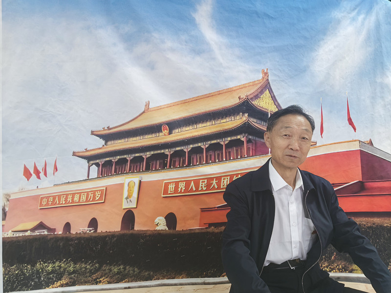 元宝山区平庄西城街道王府社区关工委“光影敬岁月 镜览天安门”活动照片4_副本.jpg