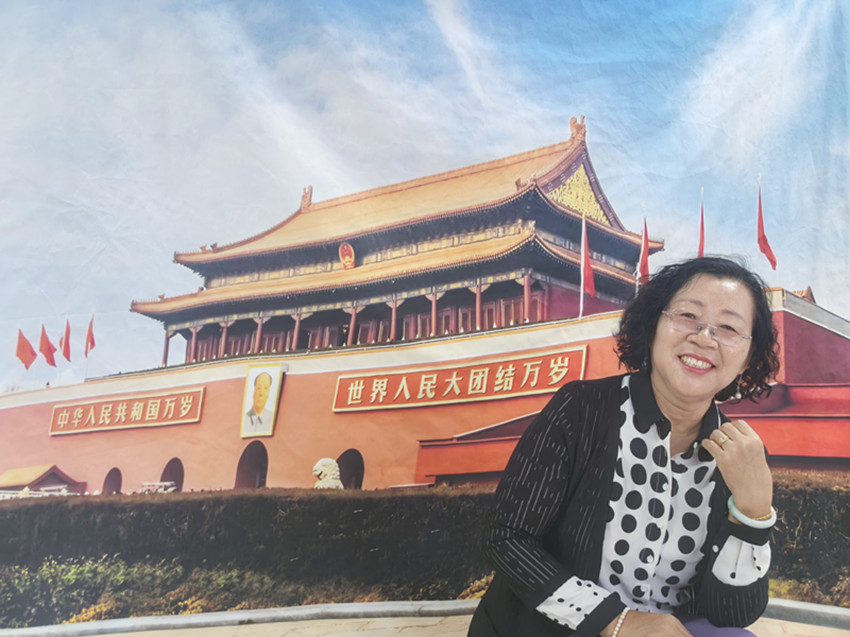 元宝山区平庄西城街道王府社区关工委“光影敬岁月 镜览天安门”活动照片3_副本.jpg