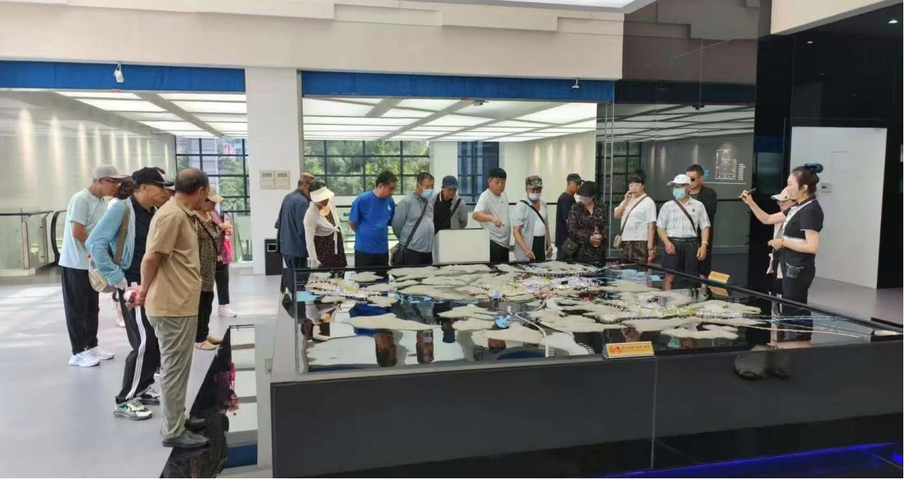 2025.06.26耐火社区关工委参观城市建设展览馆照片.jpg