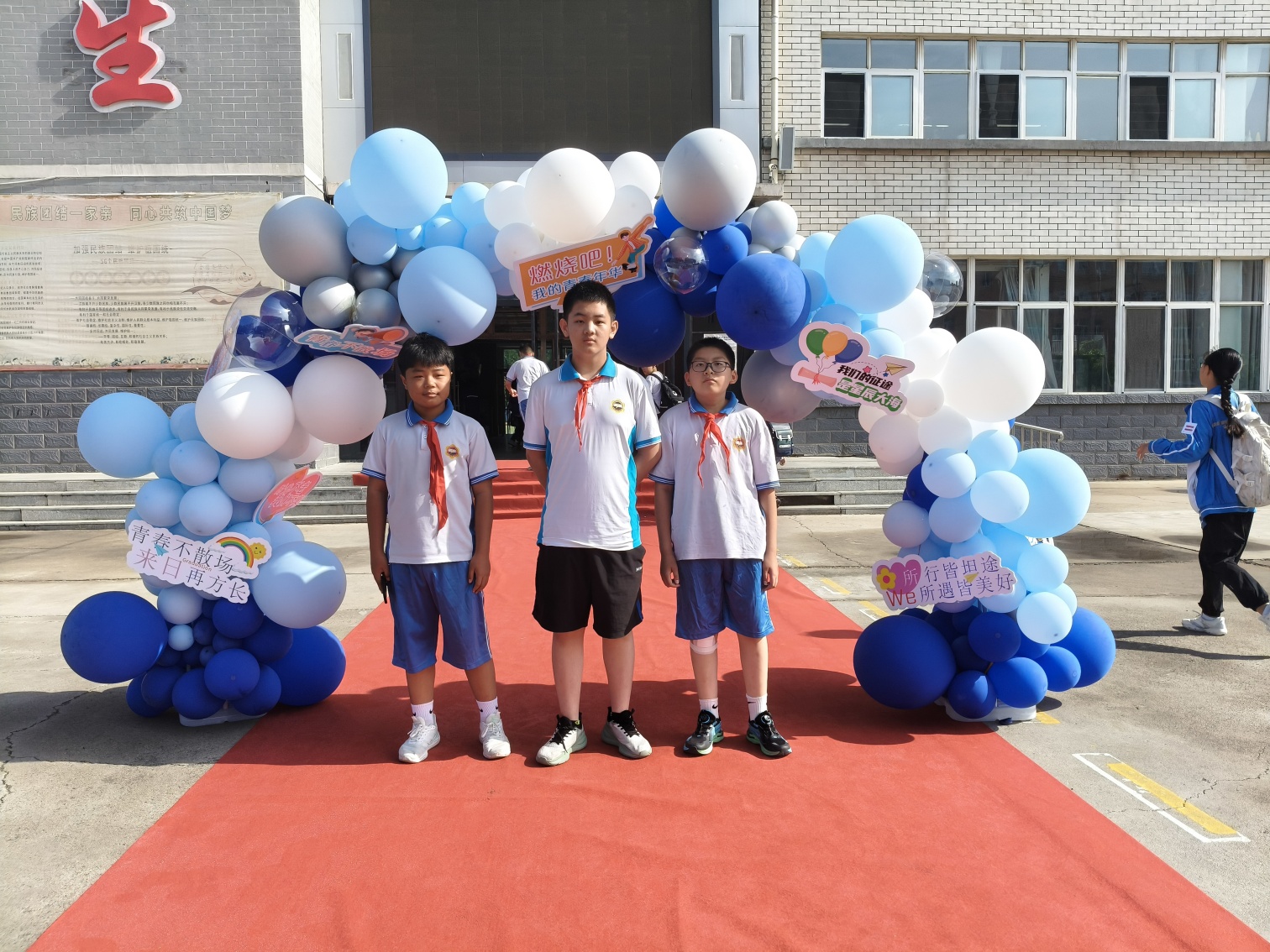 1751856145101638.jpg 元宝山区向阳小学毕业典礼系列活动照片5_副本.jpg