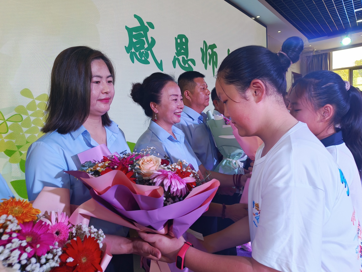 1751856193463437.jpg 元宝山区向阳小学毕业典礼系列活动照片7_副本.jpg