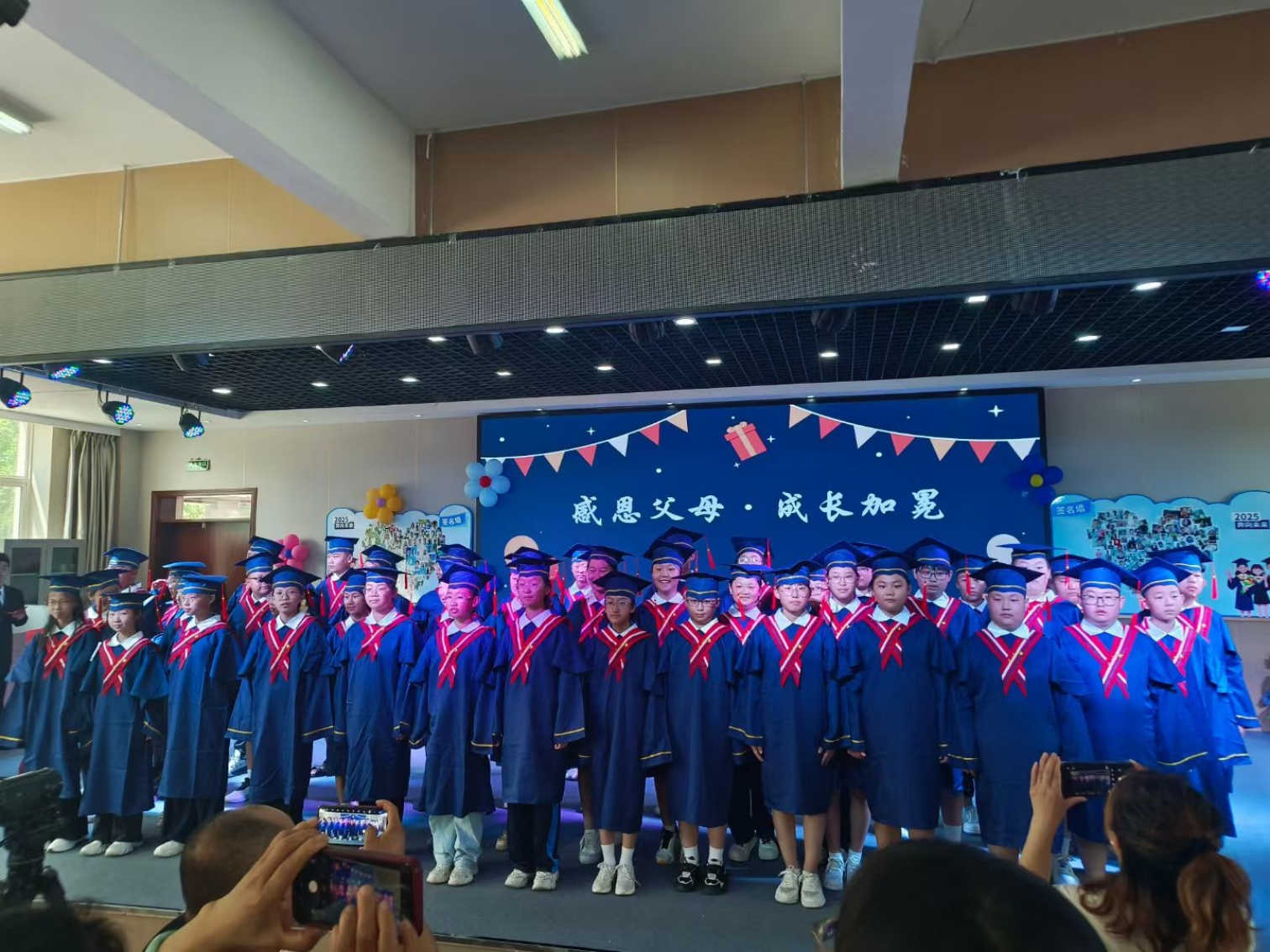 1751856216290666.jpg 元宝山区向阳小学毕业典礼系列活动照片10_副本.jpg