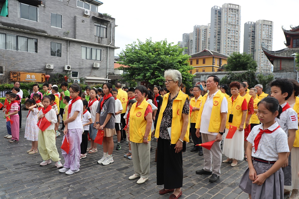 1751861871456142.jpg 参加活动的“五老”和孩子们.jpg