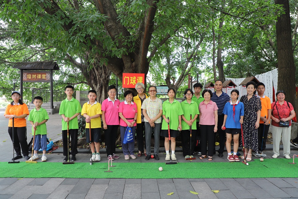 1751862156379700.jpg 领导与少儿门球队员合影.jpg