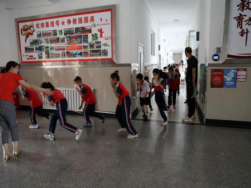 1752107229822341.jpg 阳明小学消防演练2_副本.jpg