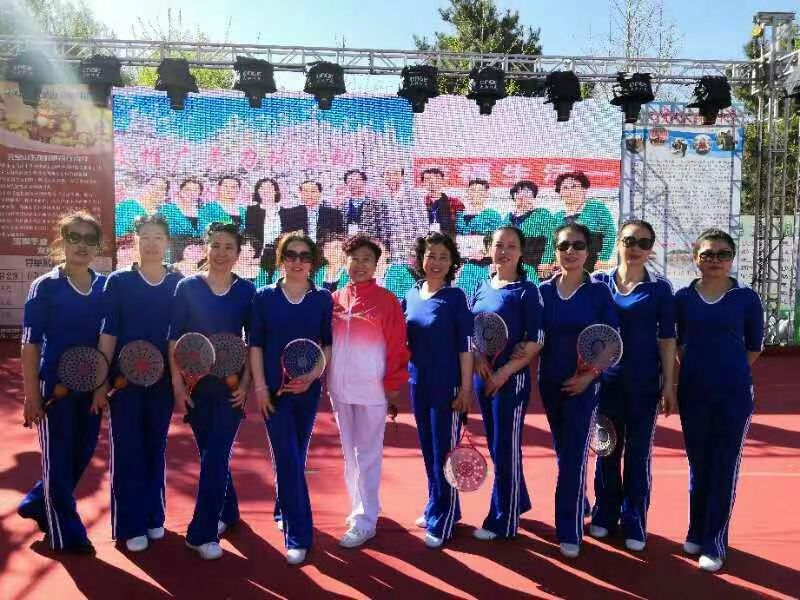 张秋燕主任带领她的社区“五老”柔力球队参加区里的比赛.jpg
