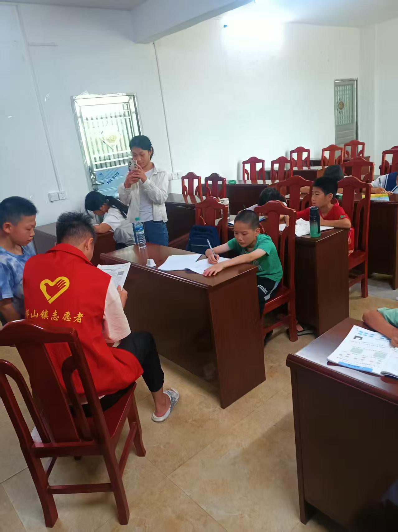 1752569326936694.jpg 志愿者辅导作业.jpg