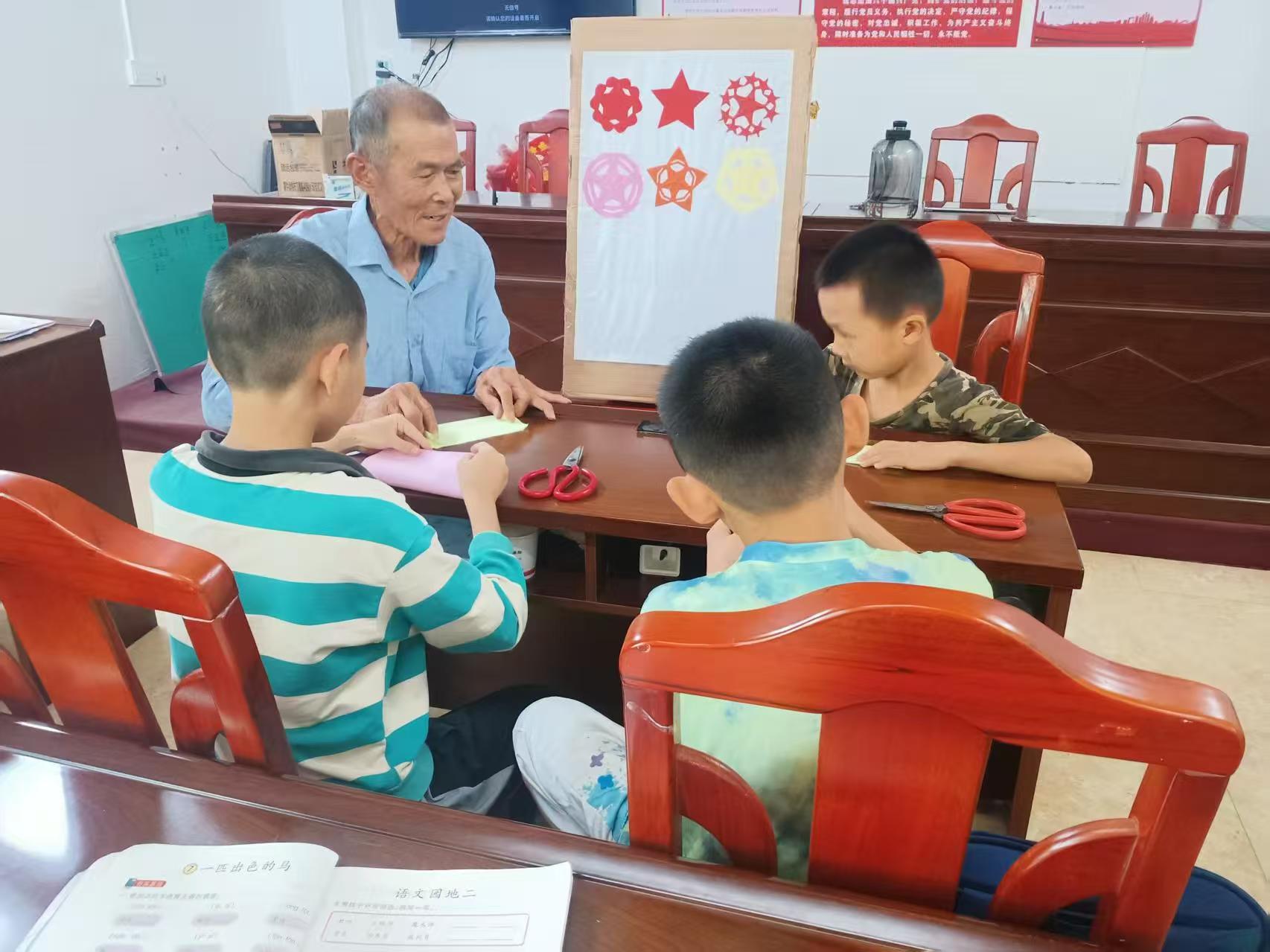 1752569347506095.jpg 带领小朋友开展活动后.jpg