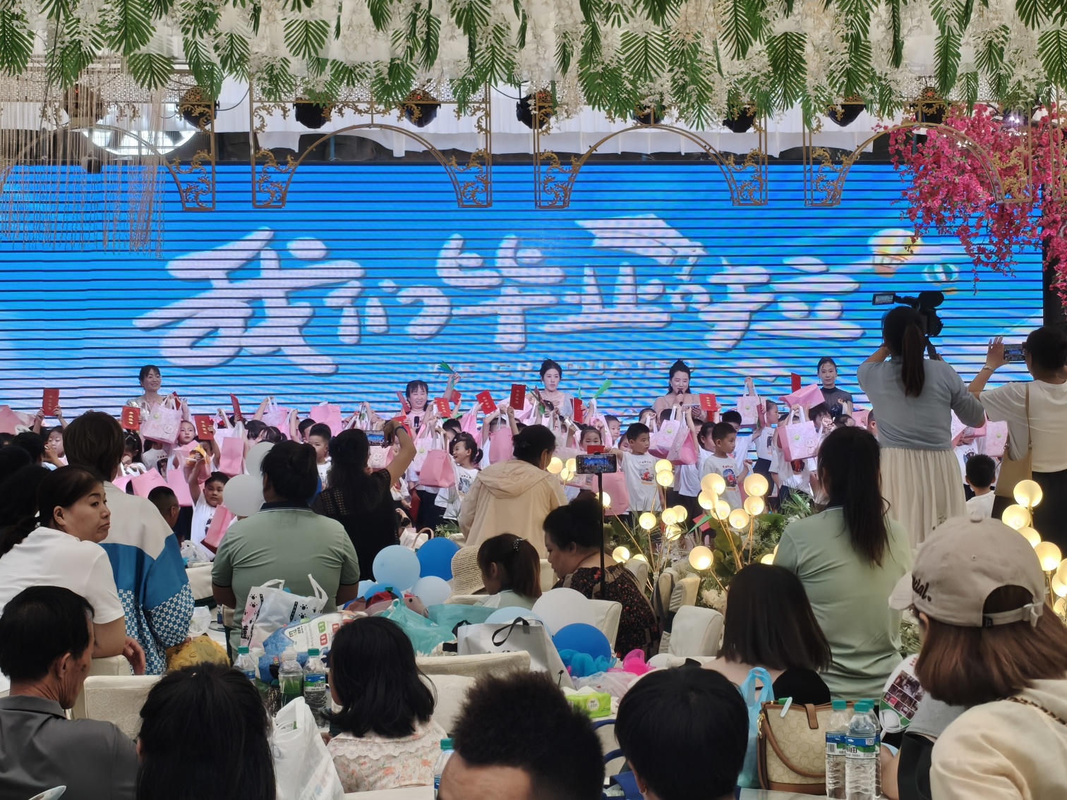 1752738389620590.jpg 元宝山区西城街道王府社区为辖区幼儿园举办毕业典礼照片3_副本.jpg