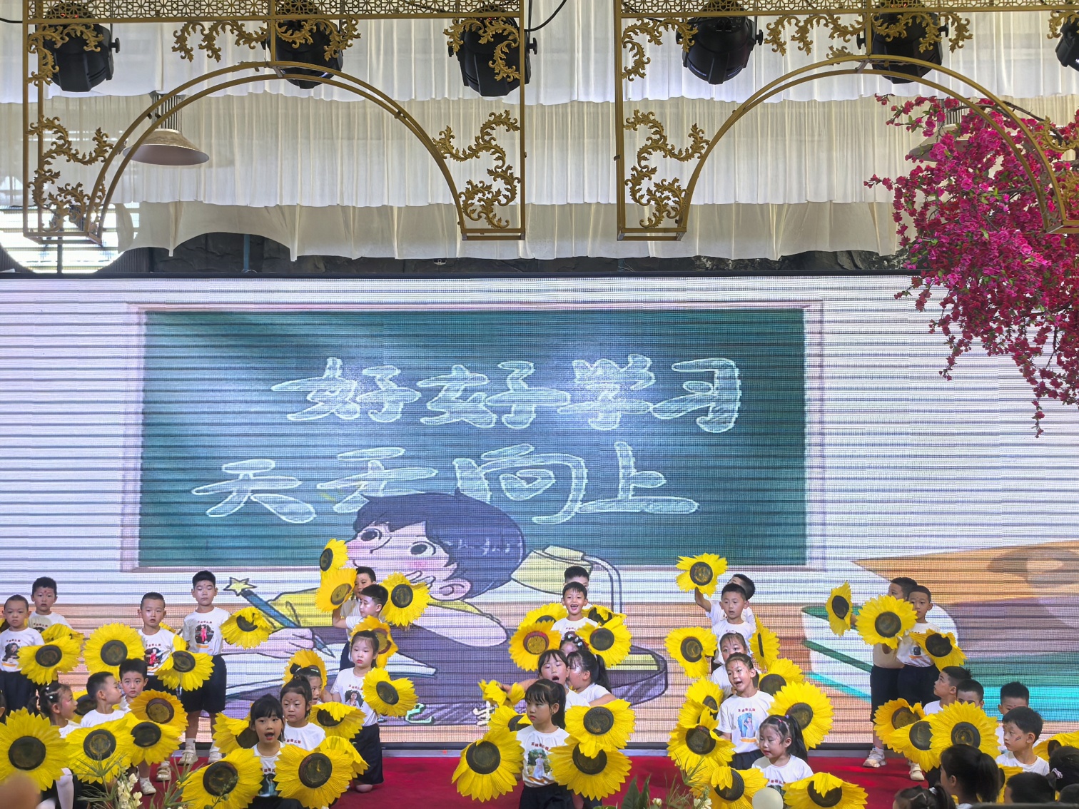 1752738437311803.jpg 元宝山区西城街道王府社区为辖区幼儿园举办毕业典礼照片1_副本.jpg