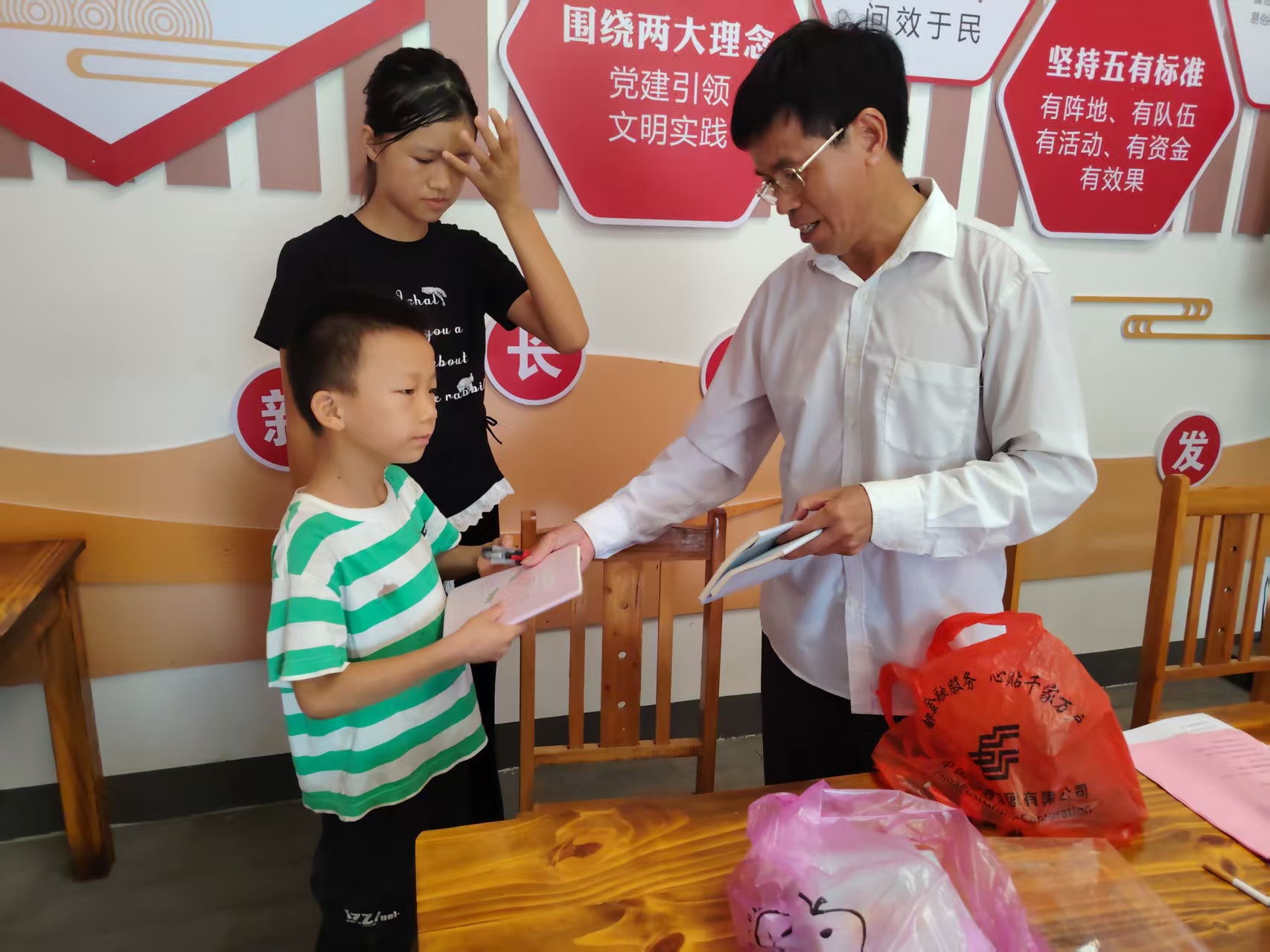 1752808423230774.jpg 发放奖品.jpg