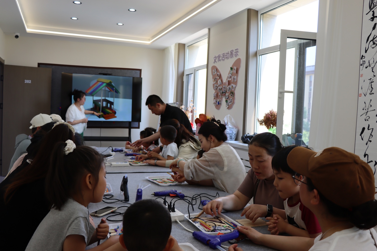 1753234777866438.jpg 元宝山区西城街道新景四季东社区关工委“巧棍筑梦亲子情 妙手绘暖家园意”活动照片2_副本.jpg