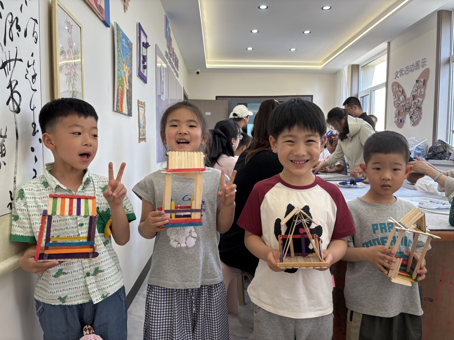 1753234811323158.jpg 元宝山区西城街道新景四季东社区关工委“巧棍筑梦亲子情 妙手绘暖家园意”活动照片3_副本.jpg