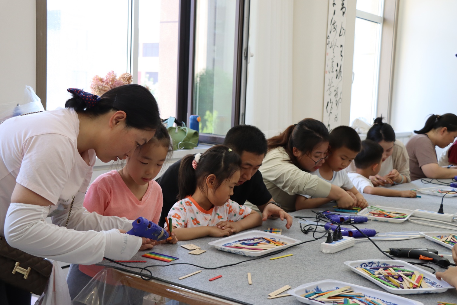 1753234869719727.jpg 元宝山区西城街道新景四季东社区关工委“巧棍筑梦亲子情 妙手绘暖家园意”活动照片4_副本.jpg