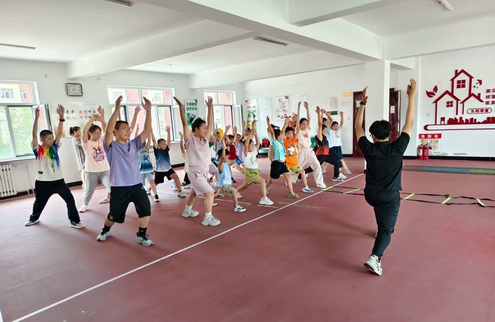 1753322428691864.jpg 元宝山区西城街道阳光社区开展“小小运动家 健康大能量”活动照片2.jpg