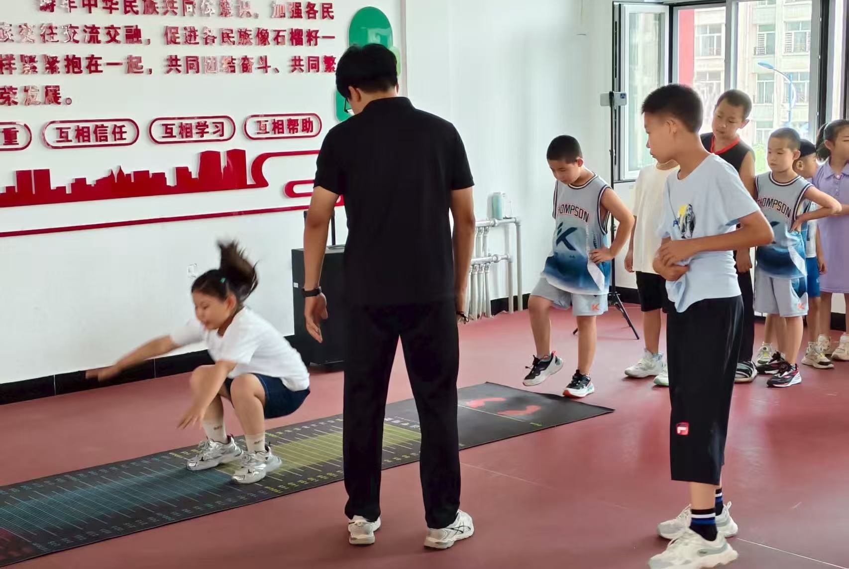 1753322478256994.jpg 元宝山区西城街道阳光社区开展“小小运动家 健康大能量”活动照片3.jpg