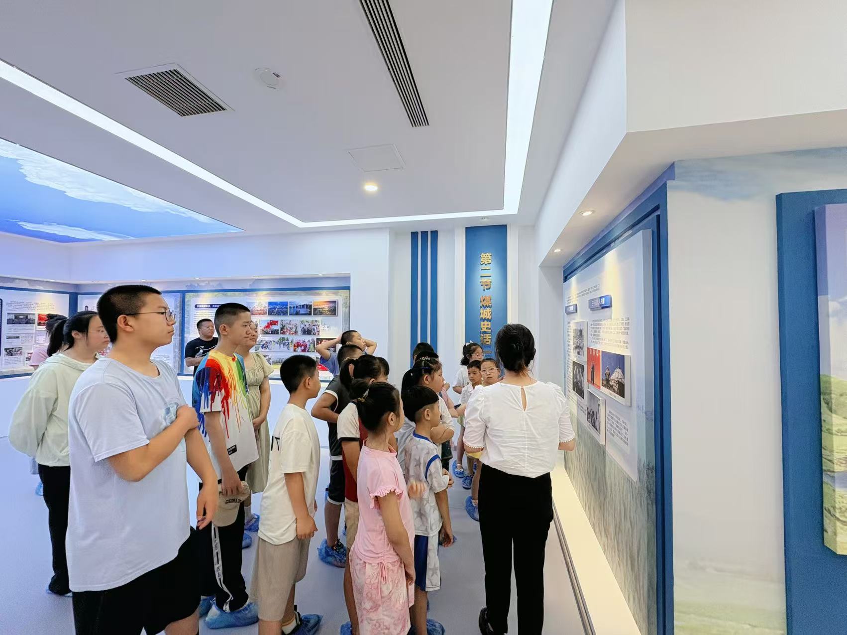 1753409049723309.jpg 元宝山区西城街道阳光社区暑期综合教育实践参观活动照片3.jpg