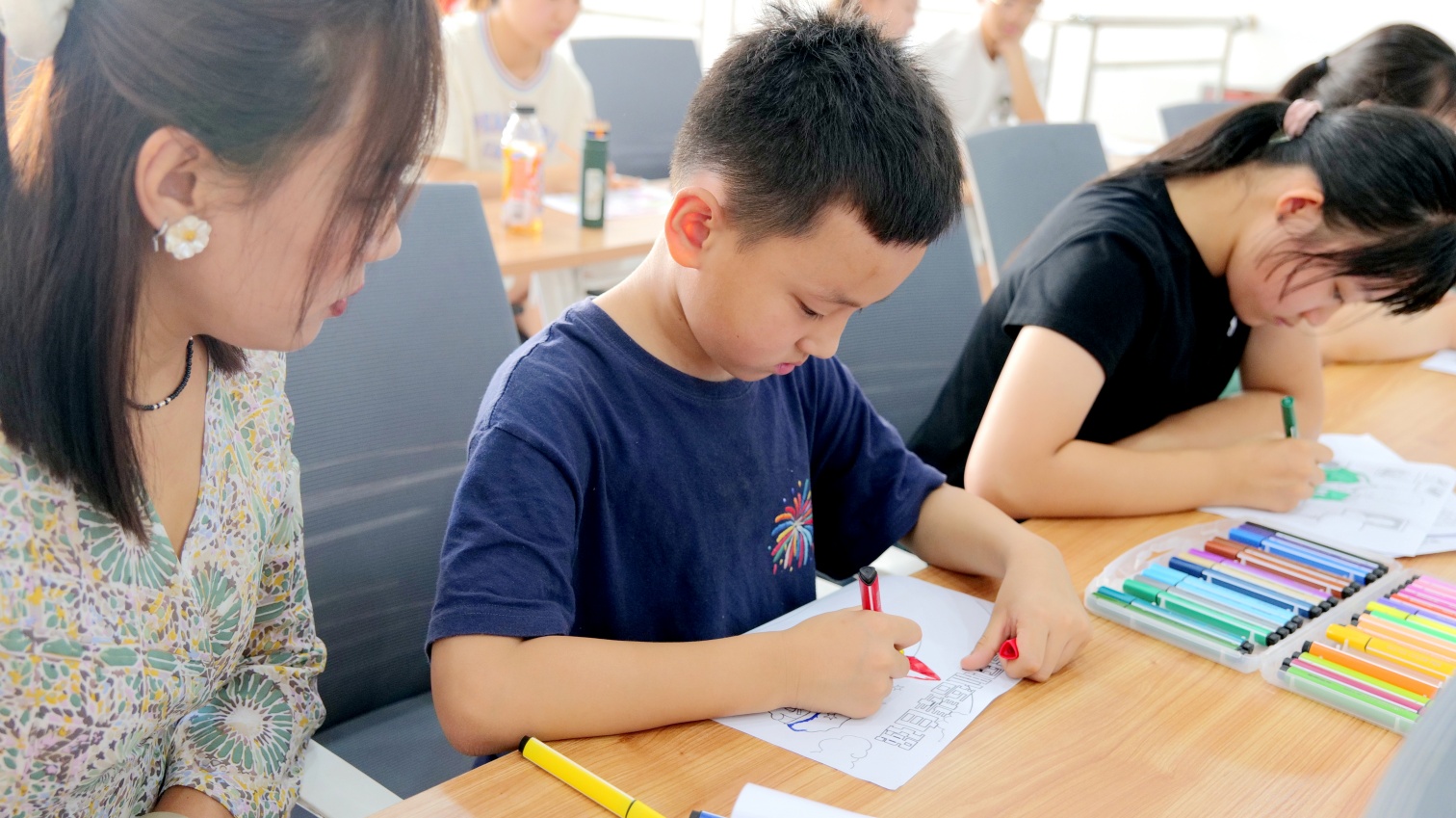 1753924466251448.jpg 元宝山区西城街道新天地“烽画笔绘峥嵘,青春忆荣光”活动照片5_副本.jpg