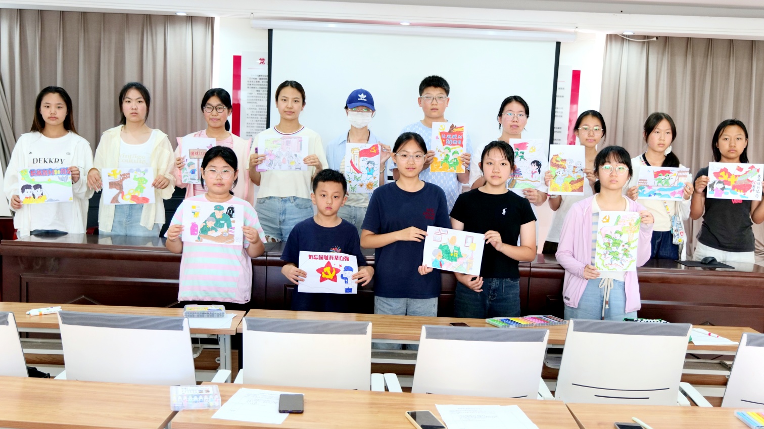 1753924492923313.jpg 元宝山区西城街道新天地“烽画笔绘峥嵘,青春忆荣光”活动照片3_副本.jpg