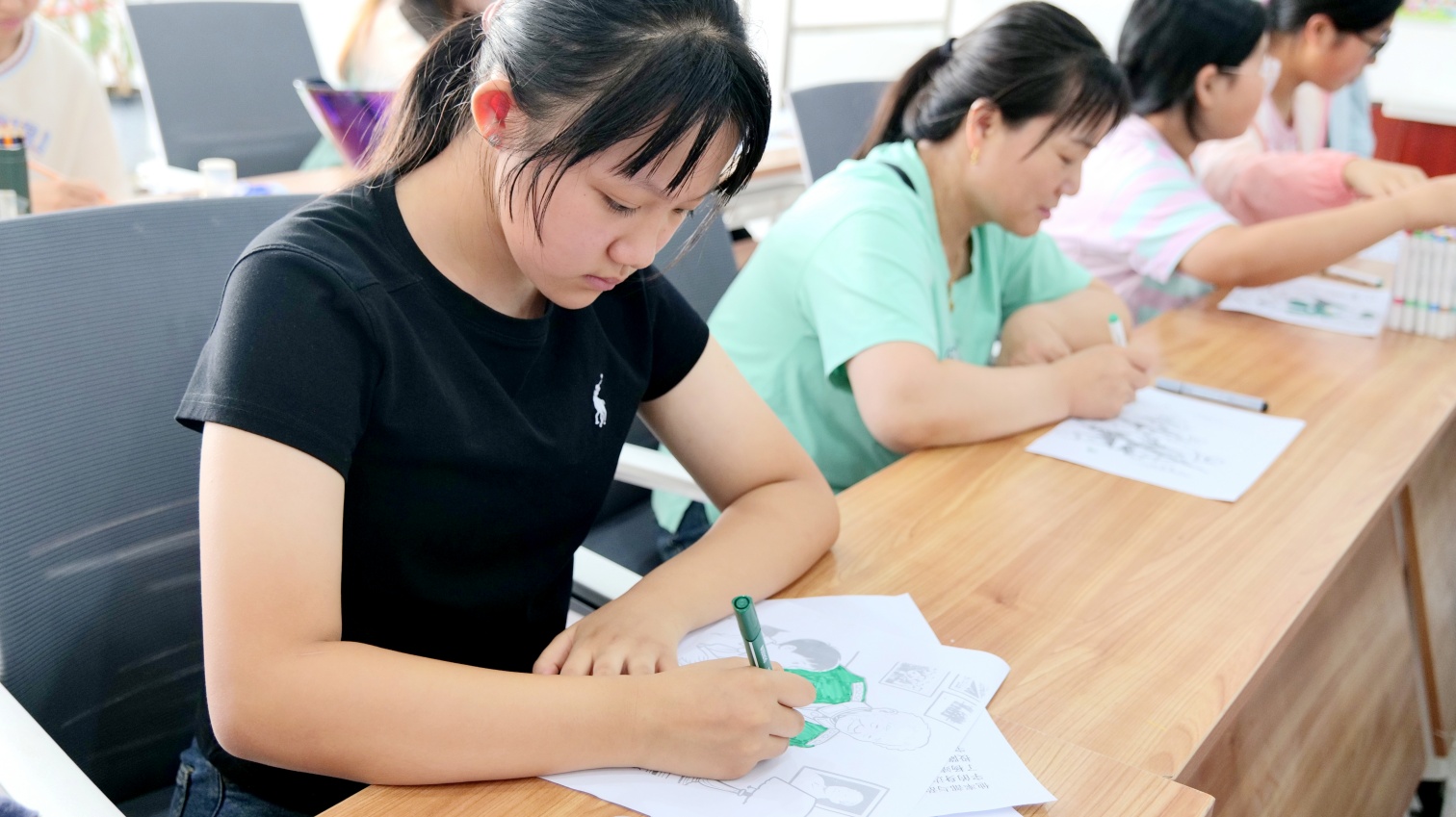 1753924576623191.jpg 元宝山区西城街道新天地“烽画笔绘峥嵘,青春忆荣光”活动照片2_副本.jpg