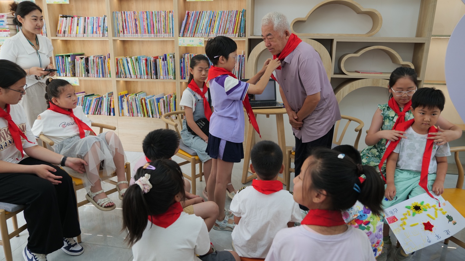 1754013095815324.jpg 元宝山区平庄城区街道锦山社区关工委举办“听红色故事,做红色传人”8.1建军节纪念活动照片2_副本.jpg