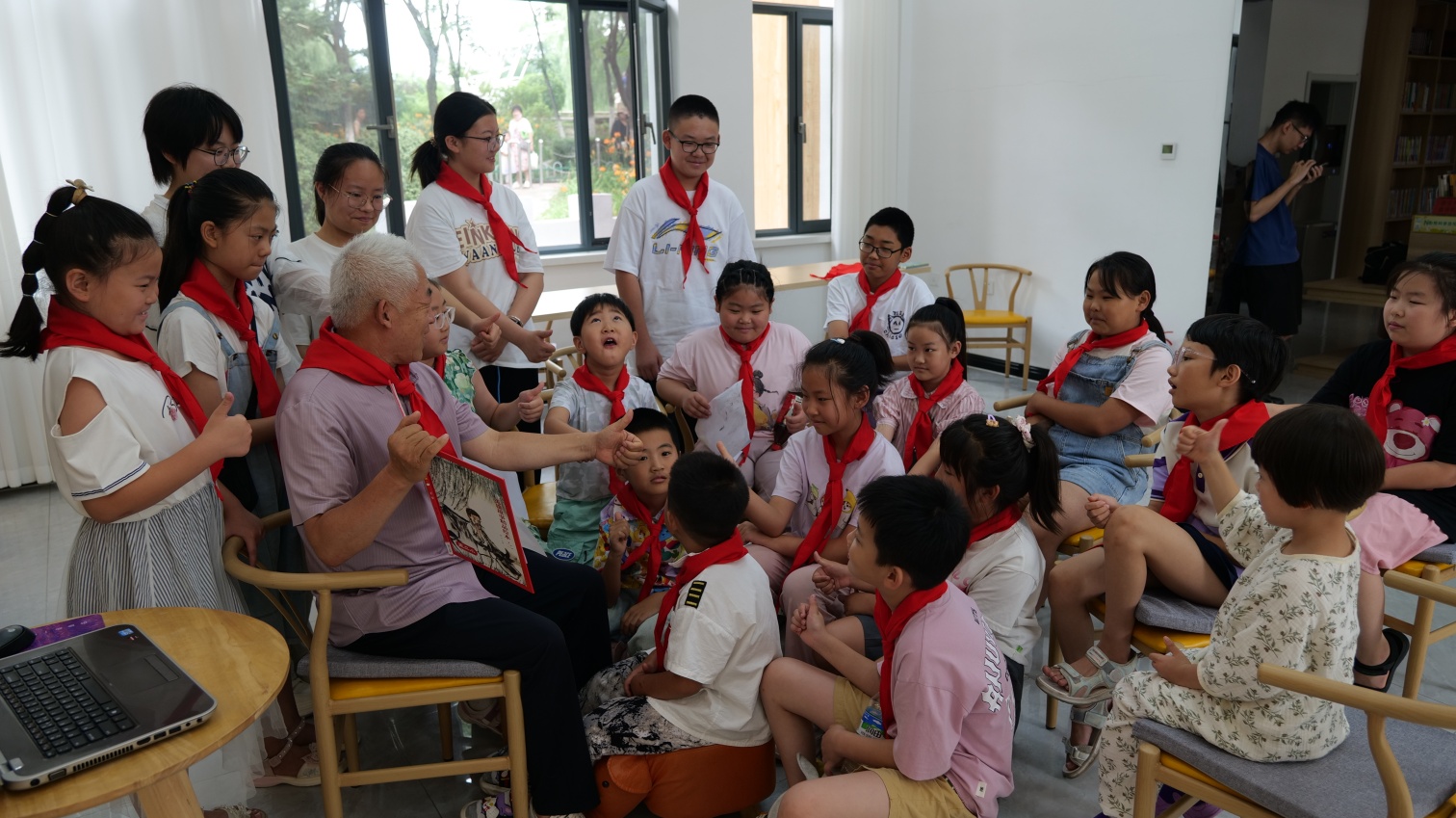 1754013123486225.jpg 元宝山区平庄城区街道锦山社区关工委举办“听红色故事,做红色传人”8.1建军节纪念活动照片4_副本.jpg